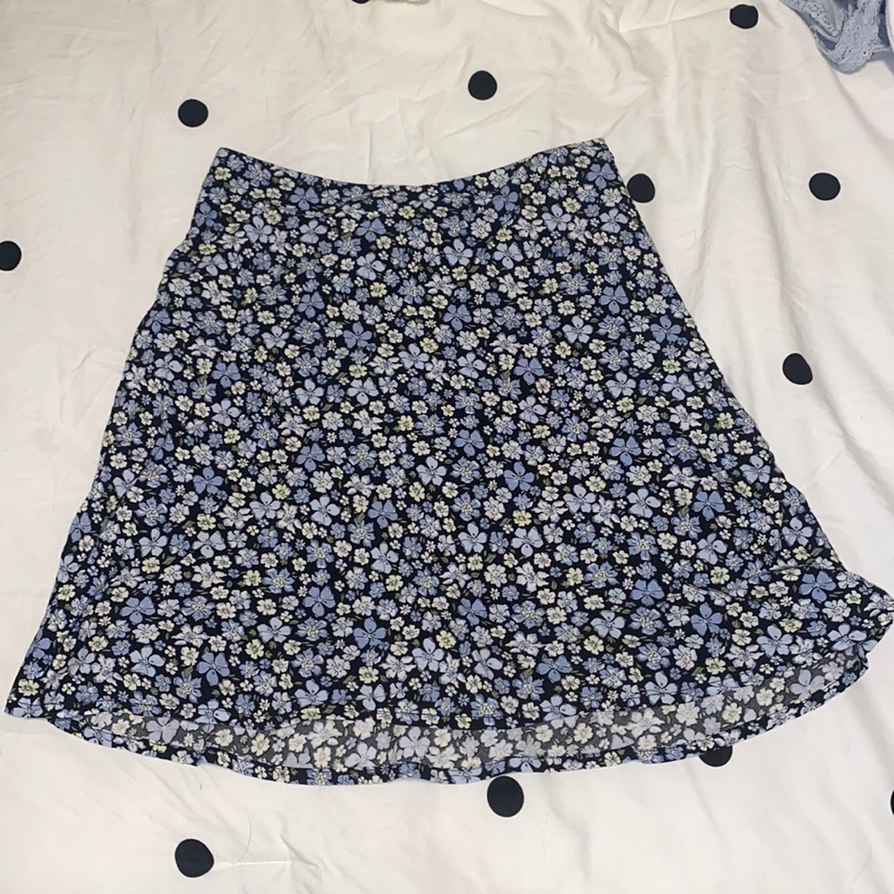H&M floral mini skirt w/side zipper. NEVER WORN